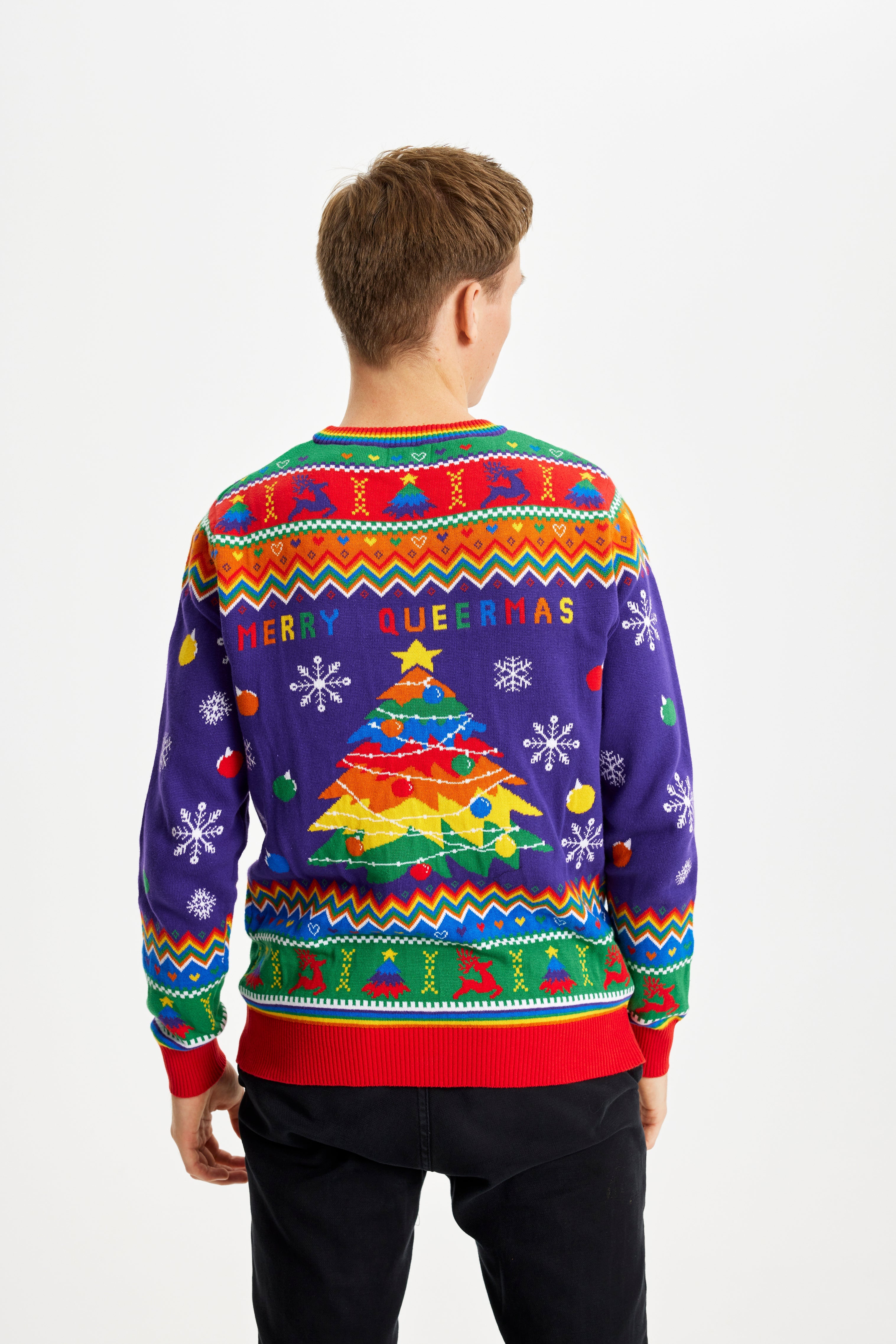 En mand iført en julesweater med citatet